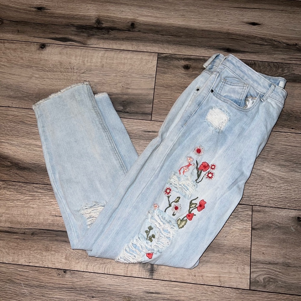 Forever 21 Floral Embroidered Mom Jeans- Size 30 Light Wash
